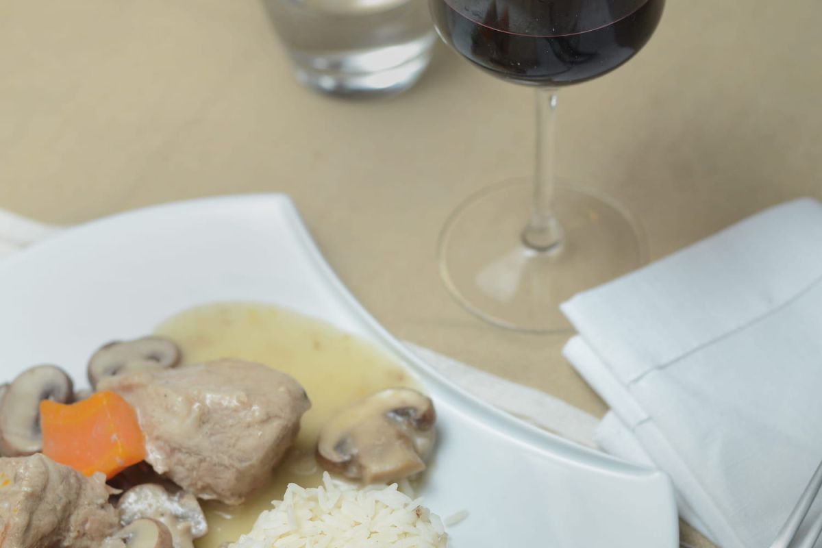 Accords parfaits : quel vin choisir pour accompagner une blanquette de veau ?