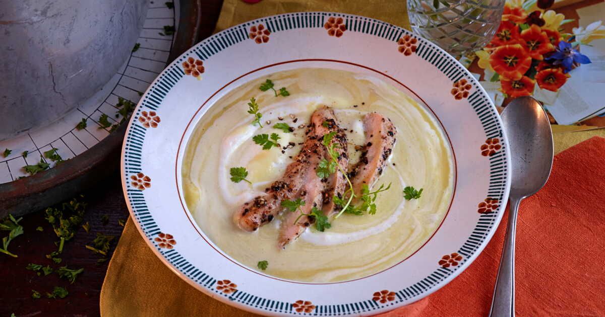 Une délicieuse rencontre entre la crème de maïs et le saumon poivré