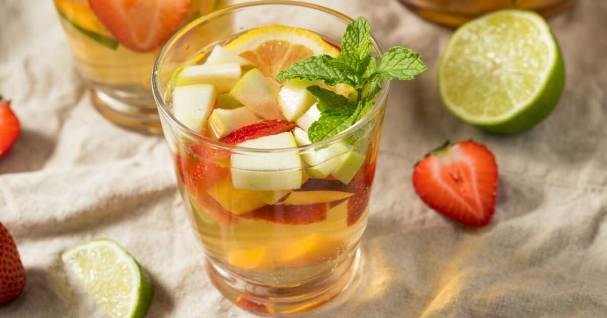 Rafraîchissez vos soirées d'été avec une sangria blanche irrésistible