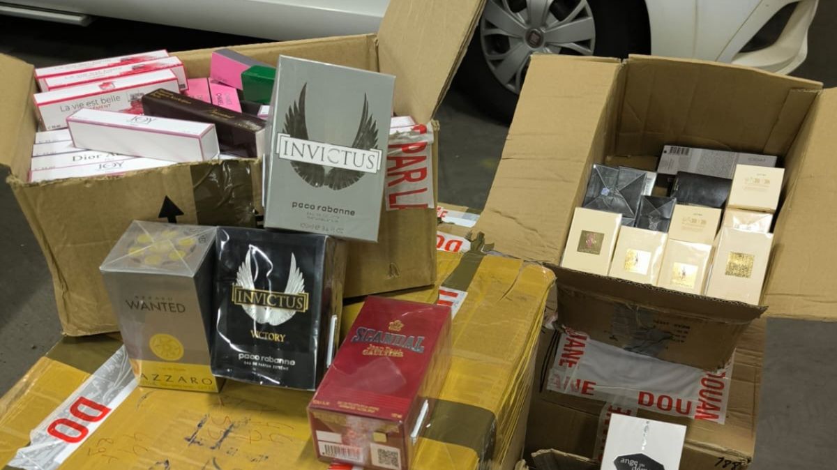 Une vaste saisie de parfums contrefaits à Châteauroux : les douanes agissent