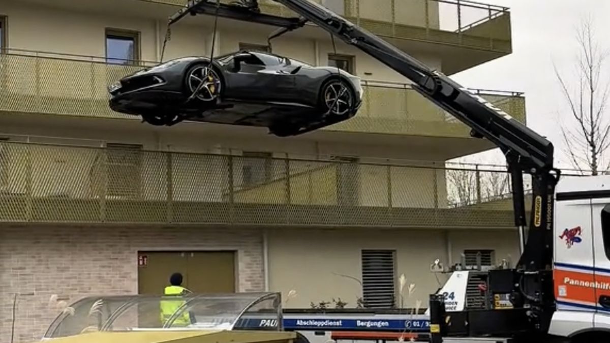 Un entrepreneur hisse sa Ferrari sur son balcon : la solution audacieuse à un problème de stationnement