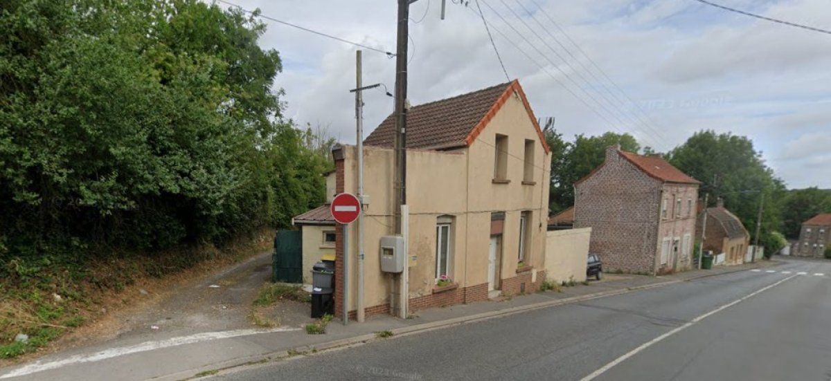Une Porsche Cayenne défonce un mur à Lapugnoy : les conducteurs prennent la fuite