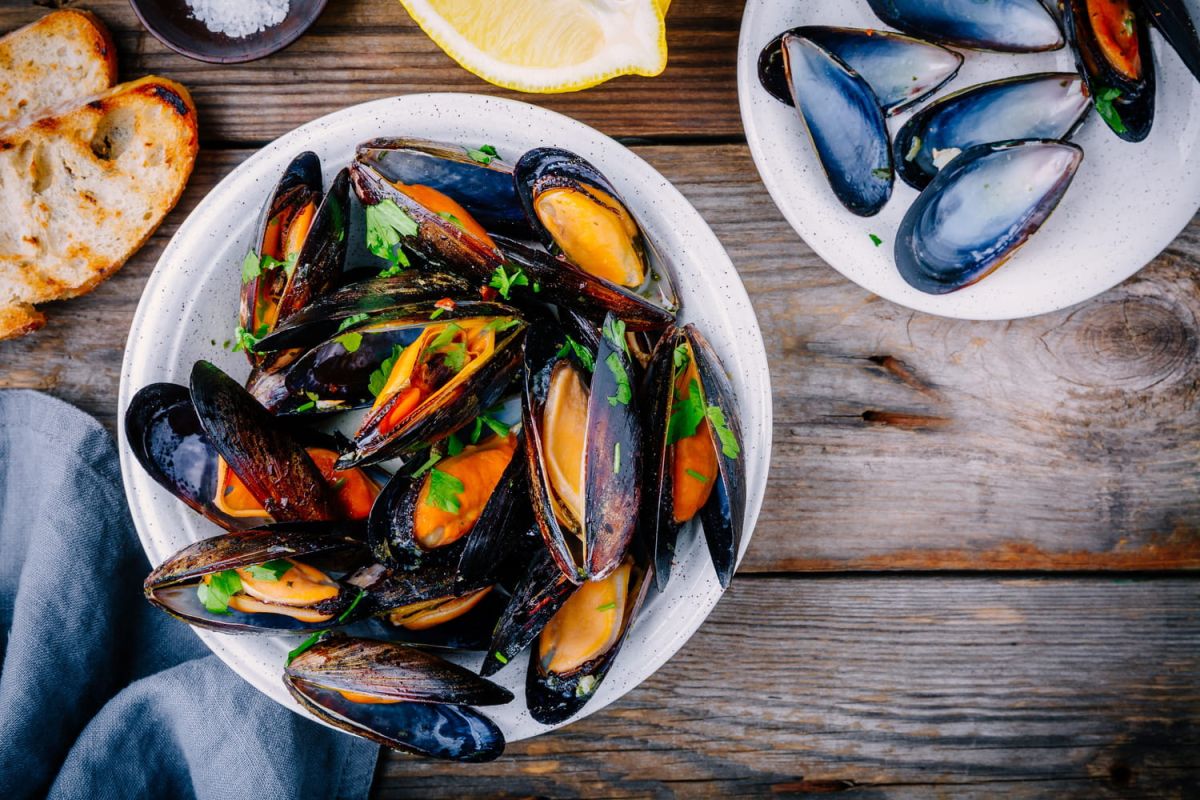 La recette printanière de Cyril Lignac : un festin de moules au goût sauvage
