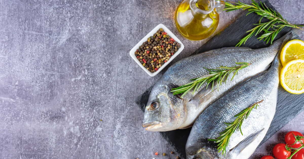 Un festival de saveurs avec la daurade gratinée au pain et citron de Cyril Lignac