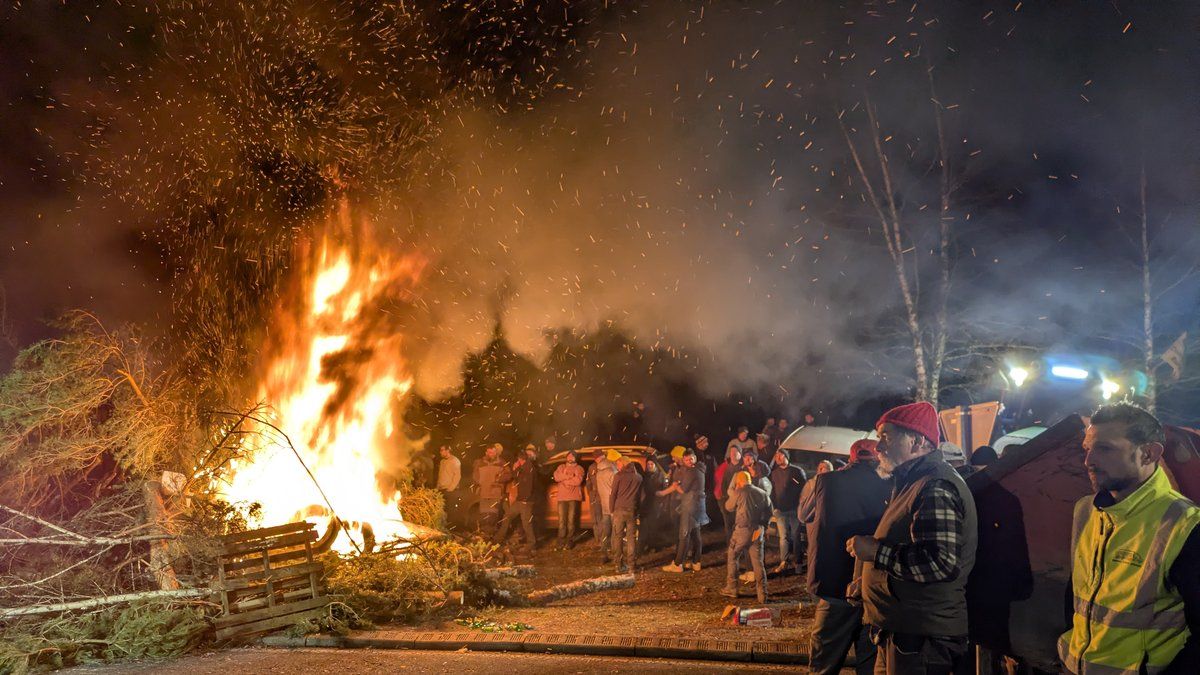 Les agriculteurs de Lozère en colère paralysent les routes face à la gestion des maladies animales