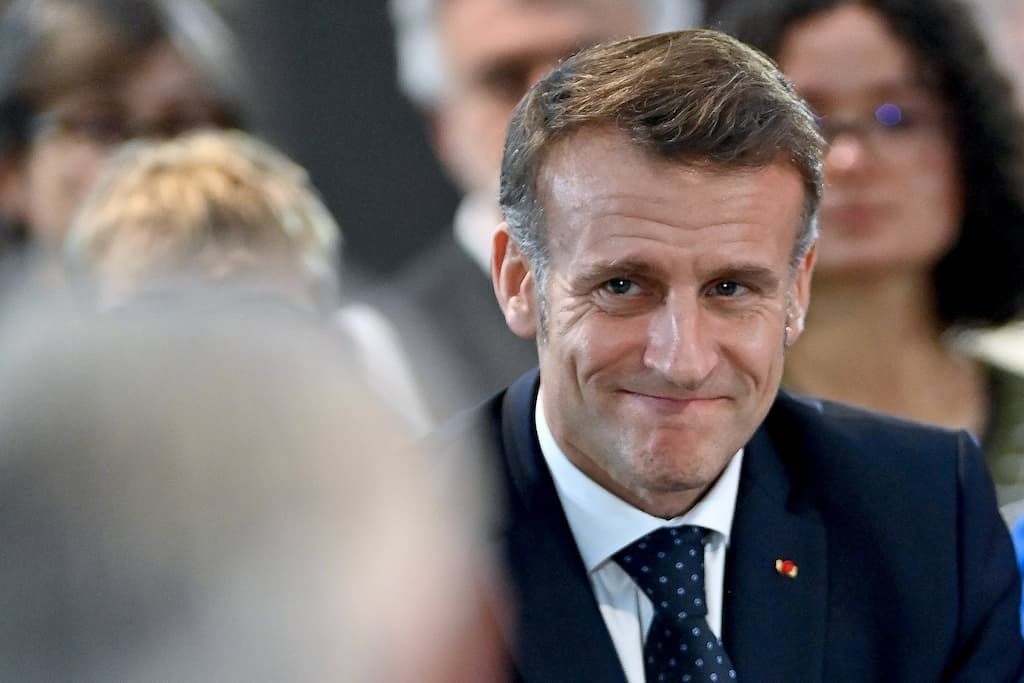Emmanuel Macron : Le visage d'un président sous pression et manipulation