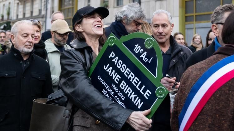 Une passerelle en hommage à Jane Birkin, symbole d’amour et de créativité à Paris