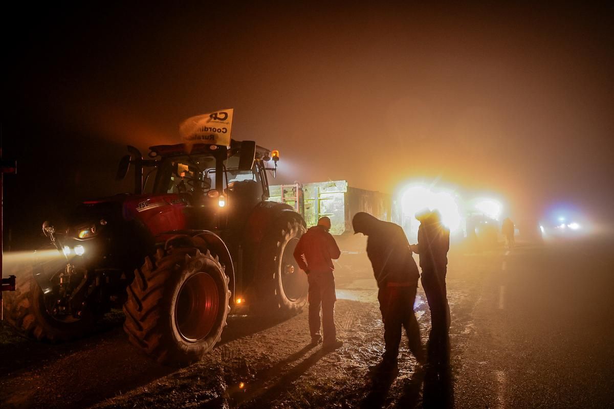 Des agriculteurs en colère bloquent l'A63 pour sauver leur métier
