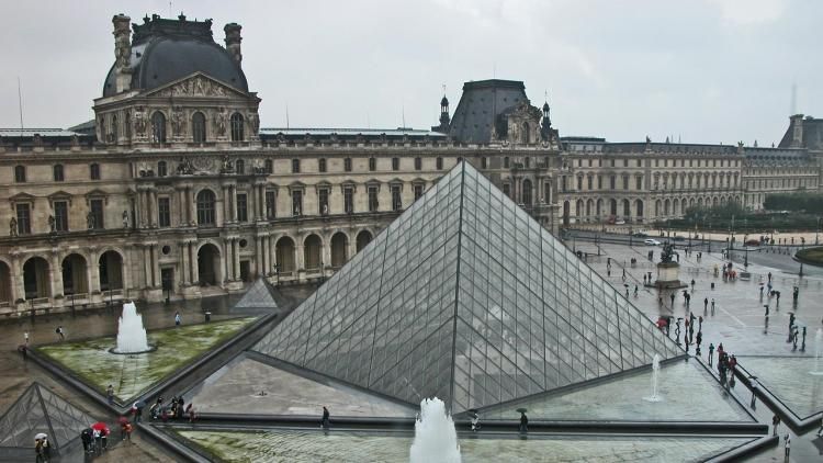 Rouvre partiellement, le Louvre confronté à une grève persistante