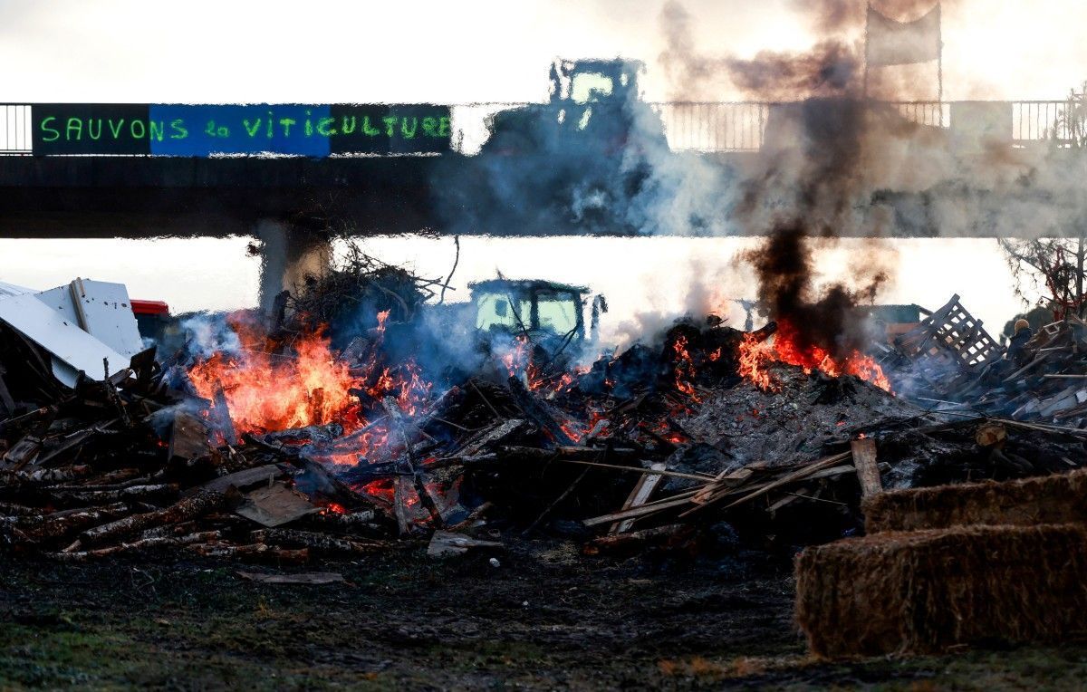 Des agriculteurs en colère maintiennent la pression dans le Sud-Ouest