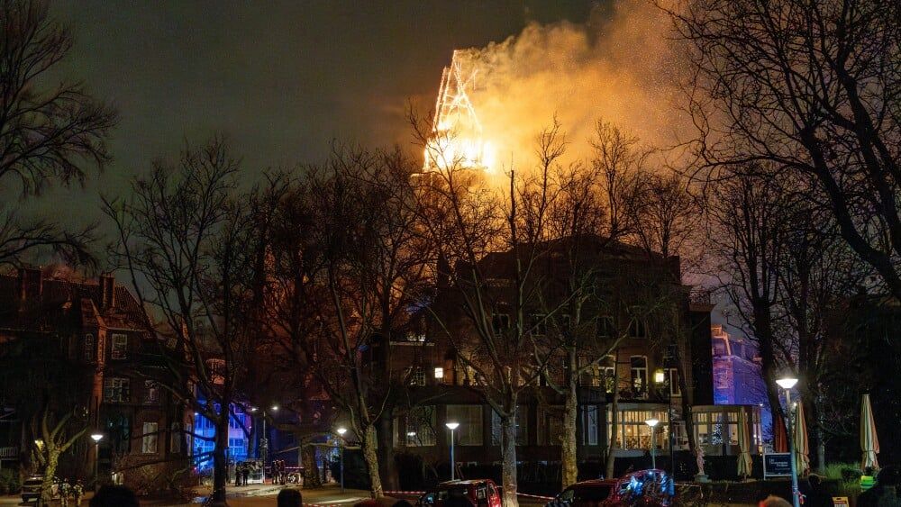 Une église historique d'Amsterdam en proie aux flammes lors d'une nuit de nouvel an agitée