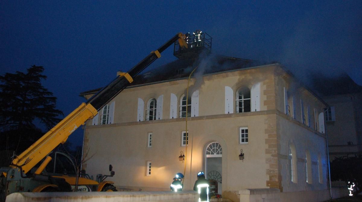 Incendie ravage un château en Dordogne : le début de l'année en flammes