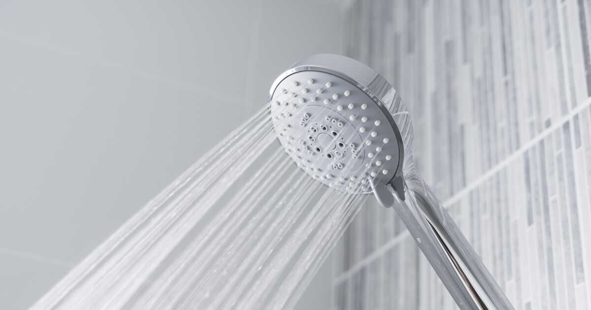 Anxiété de la douche : comment résoudre la pression d'eau faible sans plombier