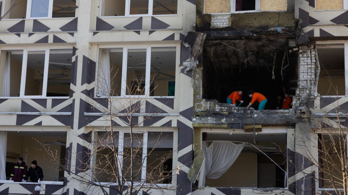 Une clinique à Kiev touchée par une frappe russe : le drame de la nuit précède des négociations cruciales