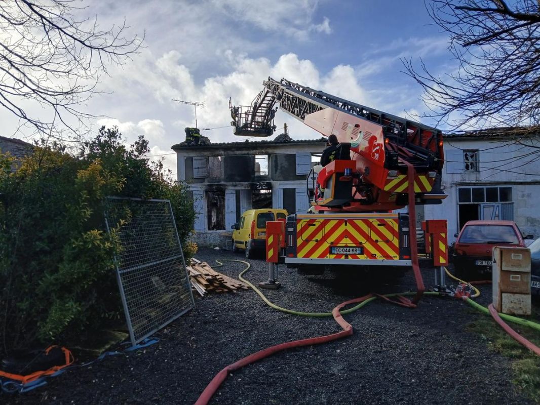 « Un réveil tragique : un incendie ravage une maison en pleine rénovation en Charente-Maritime »