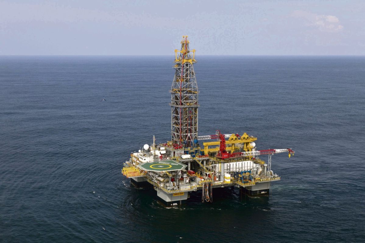 Les macronistes et la droite relancent l'exploitation pétrolière en outre-mer : enjeux et conséquences