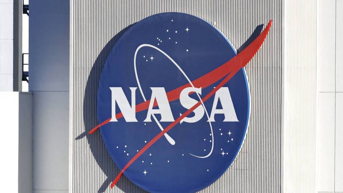 atterrissage d'urgence au texas : un WB-57 de la nasa glisse sur le ventre et s'enflamme