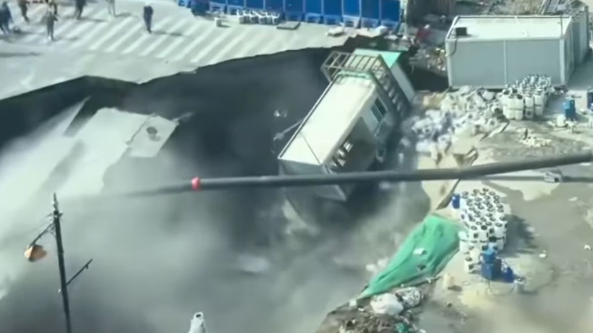 Un gouffre colossal surgit à Shanghai lors de réparations