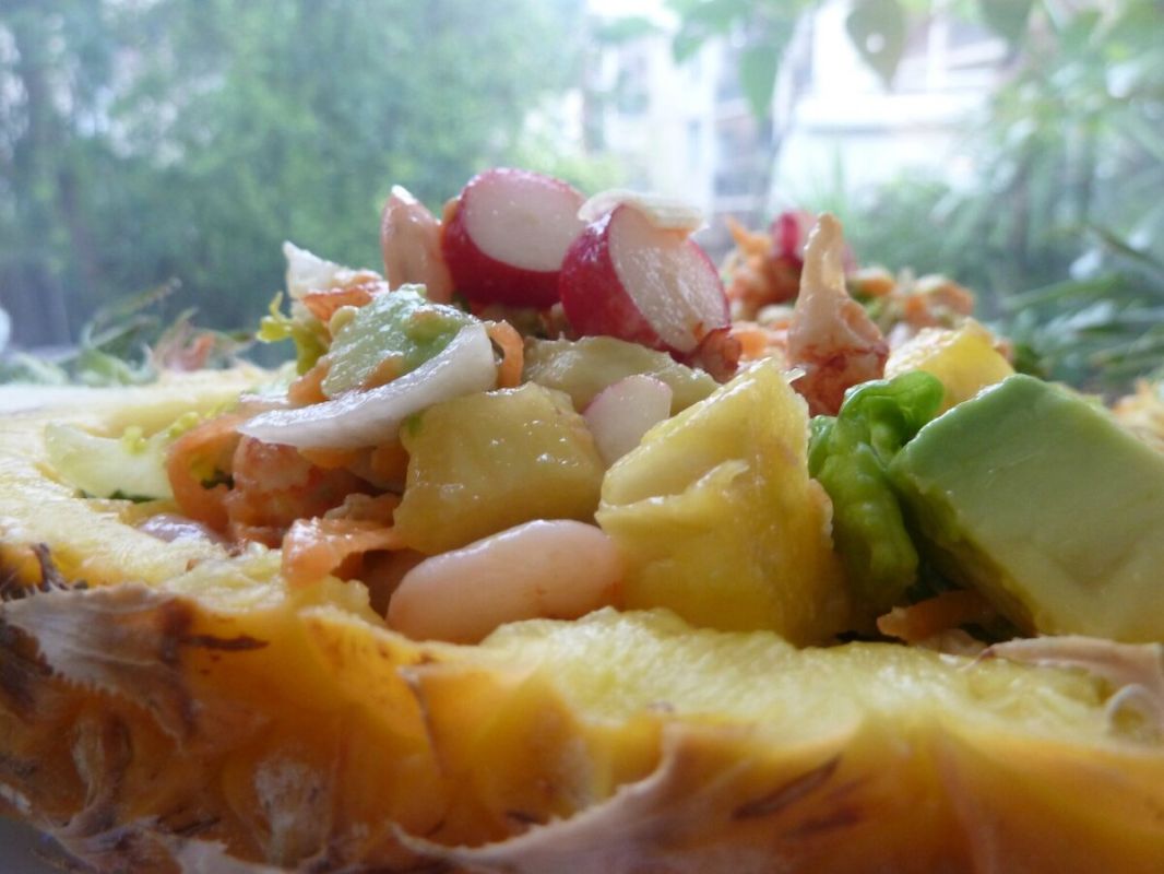 Savourez la fraîcheur de la salade thaïlandaise en coque d'ananas