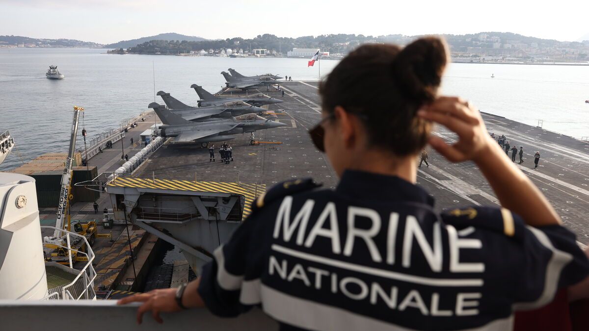 Le porte-avions Charles de Gaulle prend le large : une présence stratégique en Atlantique et en Baltique