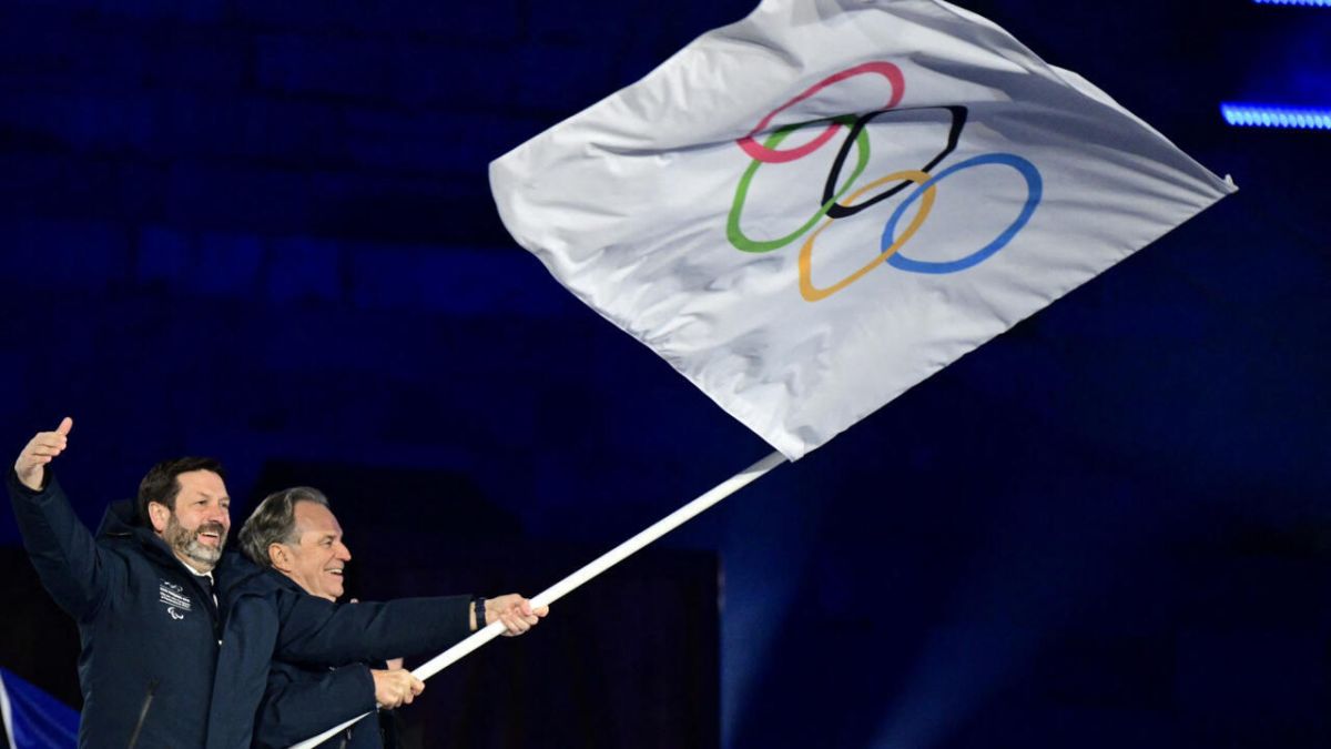Un héritage culturel : les Alpes françaises reçoivent le drapeau olympique