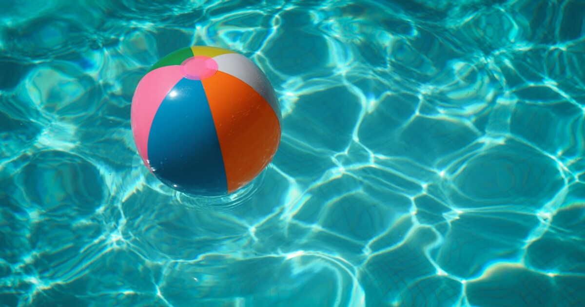 les bienfaits insoupçonnés de bâcher votre piscine même en été