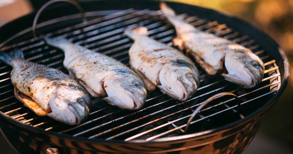 une astuce étonnante pour éviter que le poisson colle au barbecue