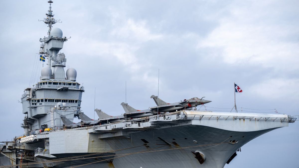 Emmanuel Macron en visite à Chypre et sur le porte-avions Charles de Gaulle face à la tension au Moyen-Orient