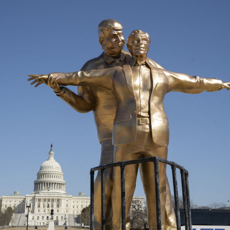 Une statue provocante de Trump et Epstein s'installe près du Capitole