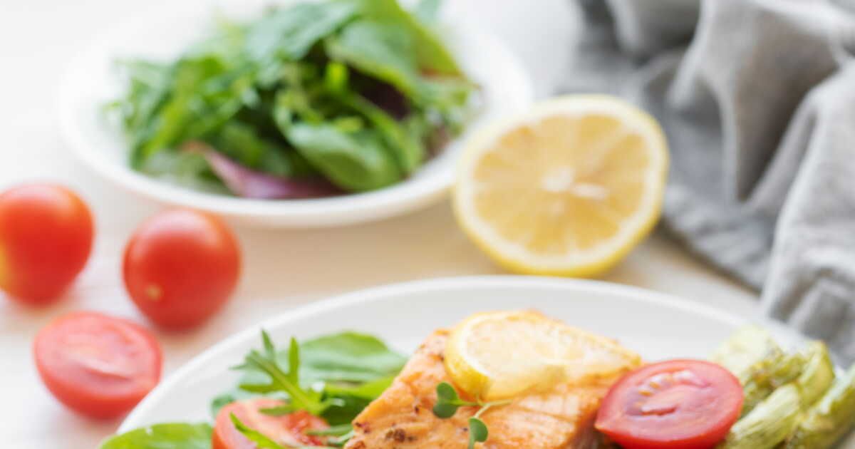 Saumon rôti aux légumes : une recette saine à savourer au four