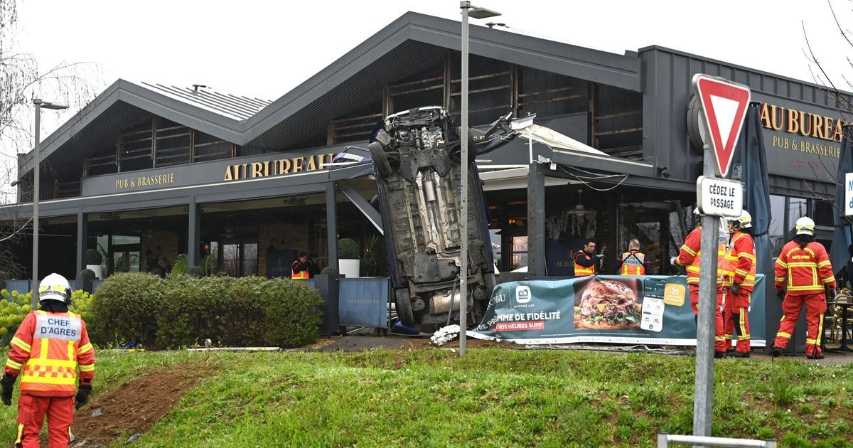 Un spectaculaire accident à Limoges : une voiture sur la terrasse d'un restaurant