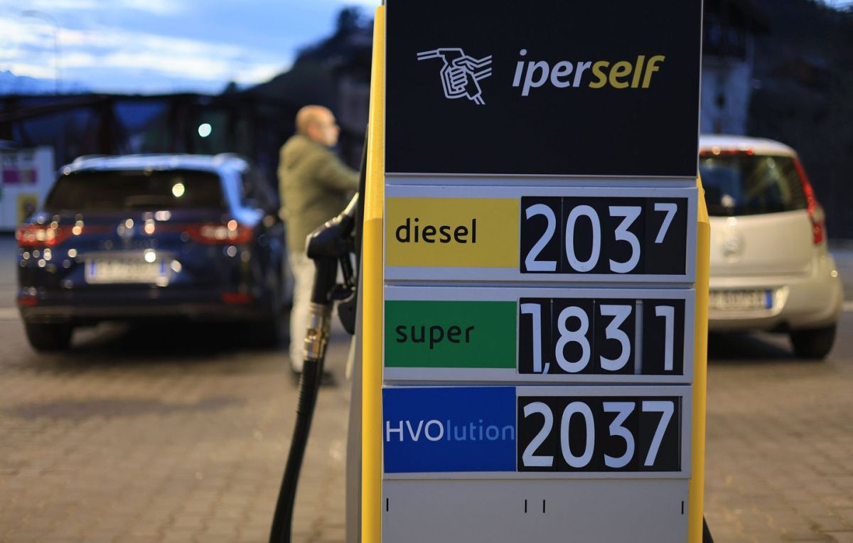 Le gouvernement italien annonce une baisse des prix du carburant face à la crise pétrolière