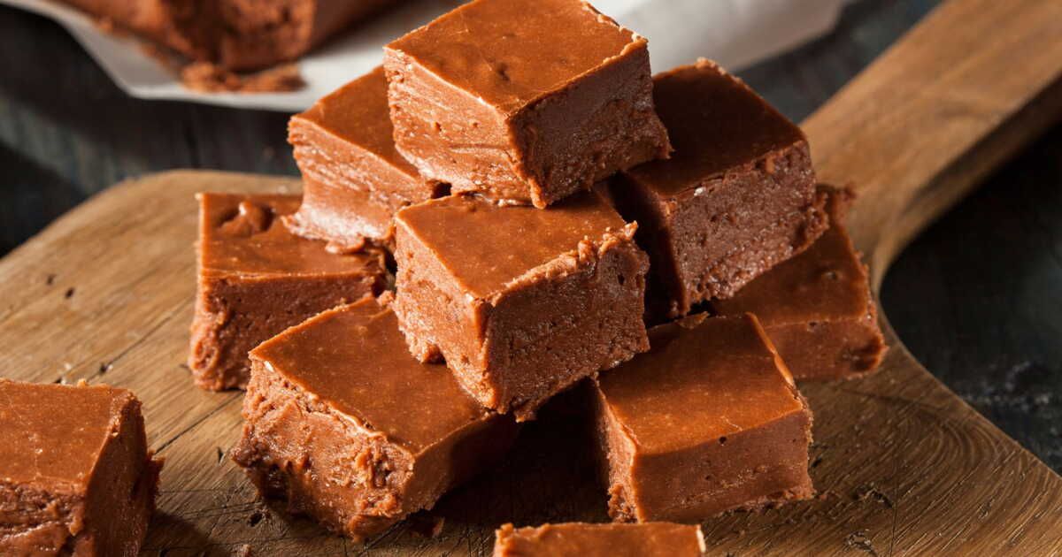 Découvrez le fudge au chocolat healthy à deux ingrédients, parfait pour vos pauses gourmandes
