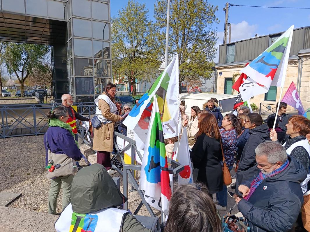 « L’école n’est pas un coût, c’est un investissement » : À Bordeaux, enseignants et parents manifestent devant l’Inspection d’académie