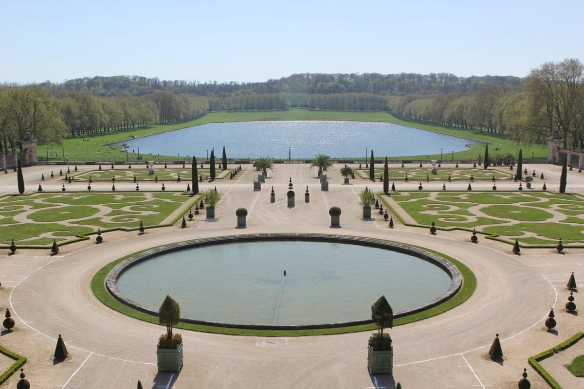 Aménager un jardin à la française : l'art de la perfection extérieure