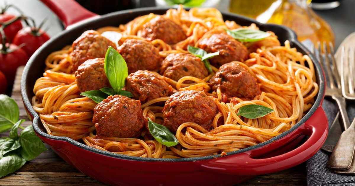 Cuisiner des spaghettis aux boulettes de viande : une tradition italienne revisitée