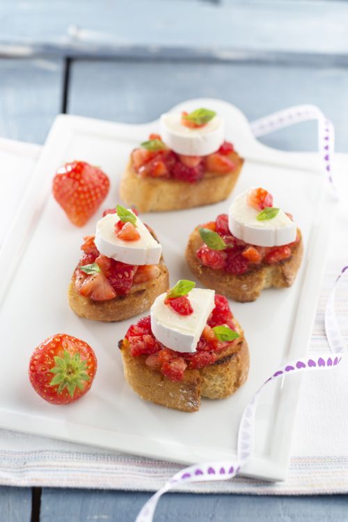 Tartines de fraises, framboises et basilic