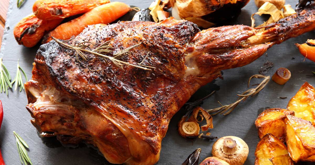 Un goût inoubliable : le gigot d’agneau à la broche de Julie Andrieu