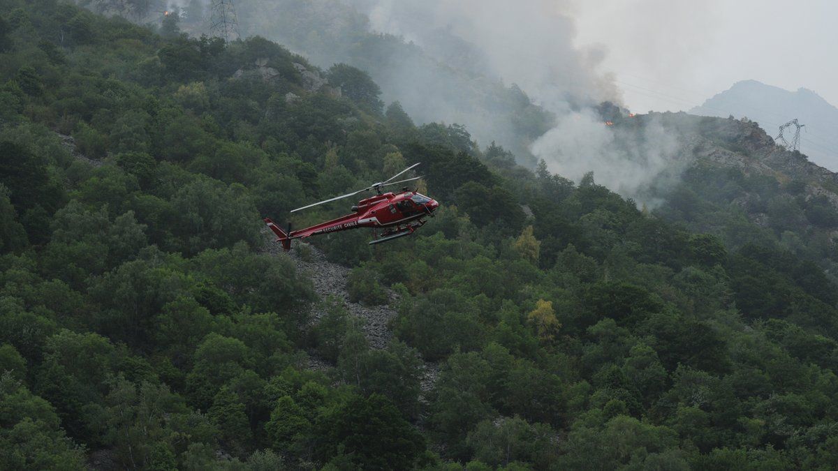 Un hélicoptère lutte contre les flammes et s’écrase : les pilotes s'en sortent miraculeusement