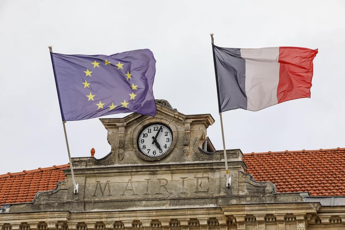 Des maires du RN font disparaître le drapeau européen de leurs mairies