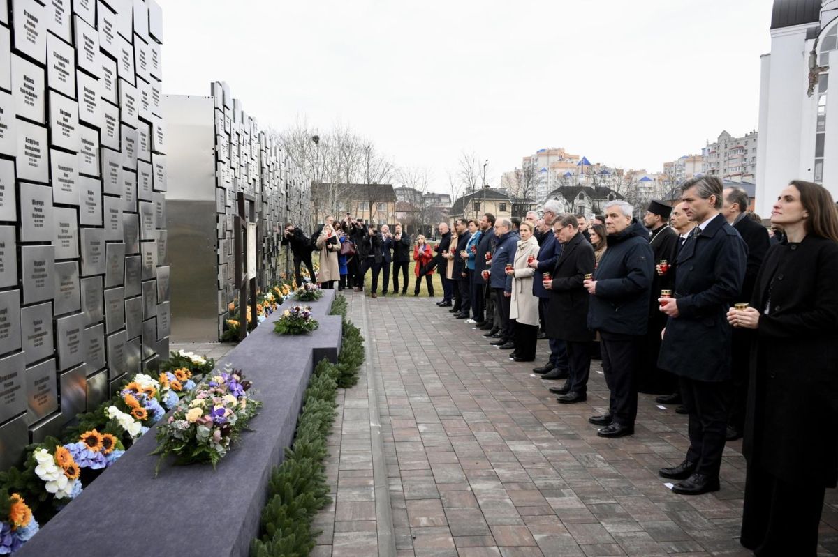 Kiev commémore le massacre de Boutcha, tandis qu'un port russe subit des dégâts majeurs
