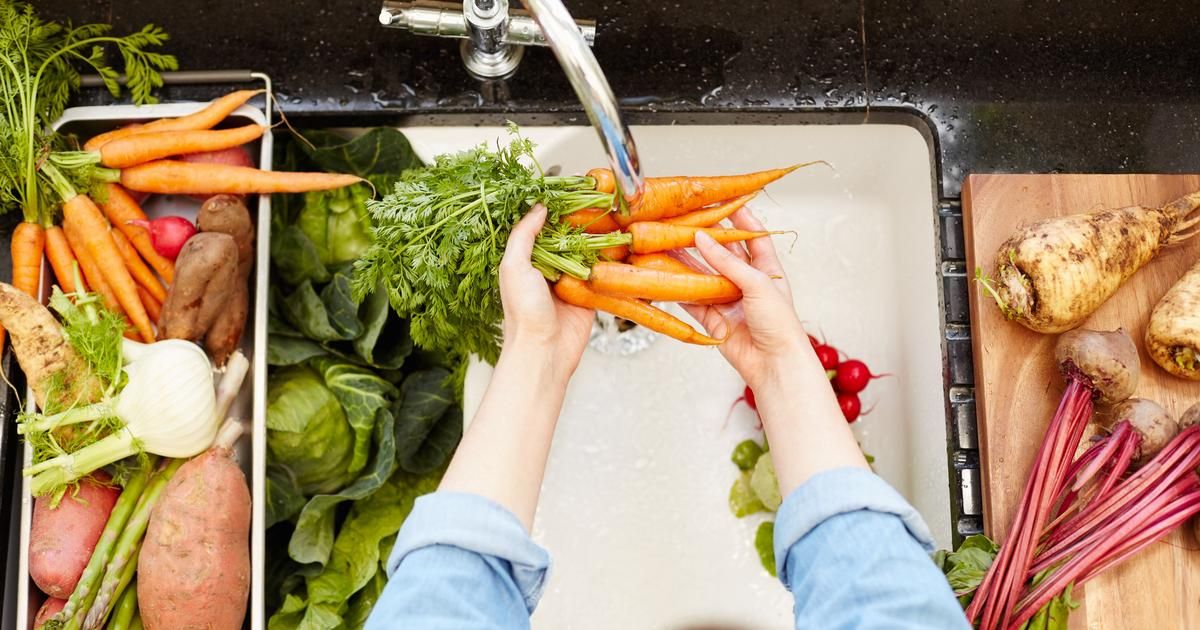 Peut-on vraiment éliminer les pesticides en lavant nos fruits et légumes ?