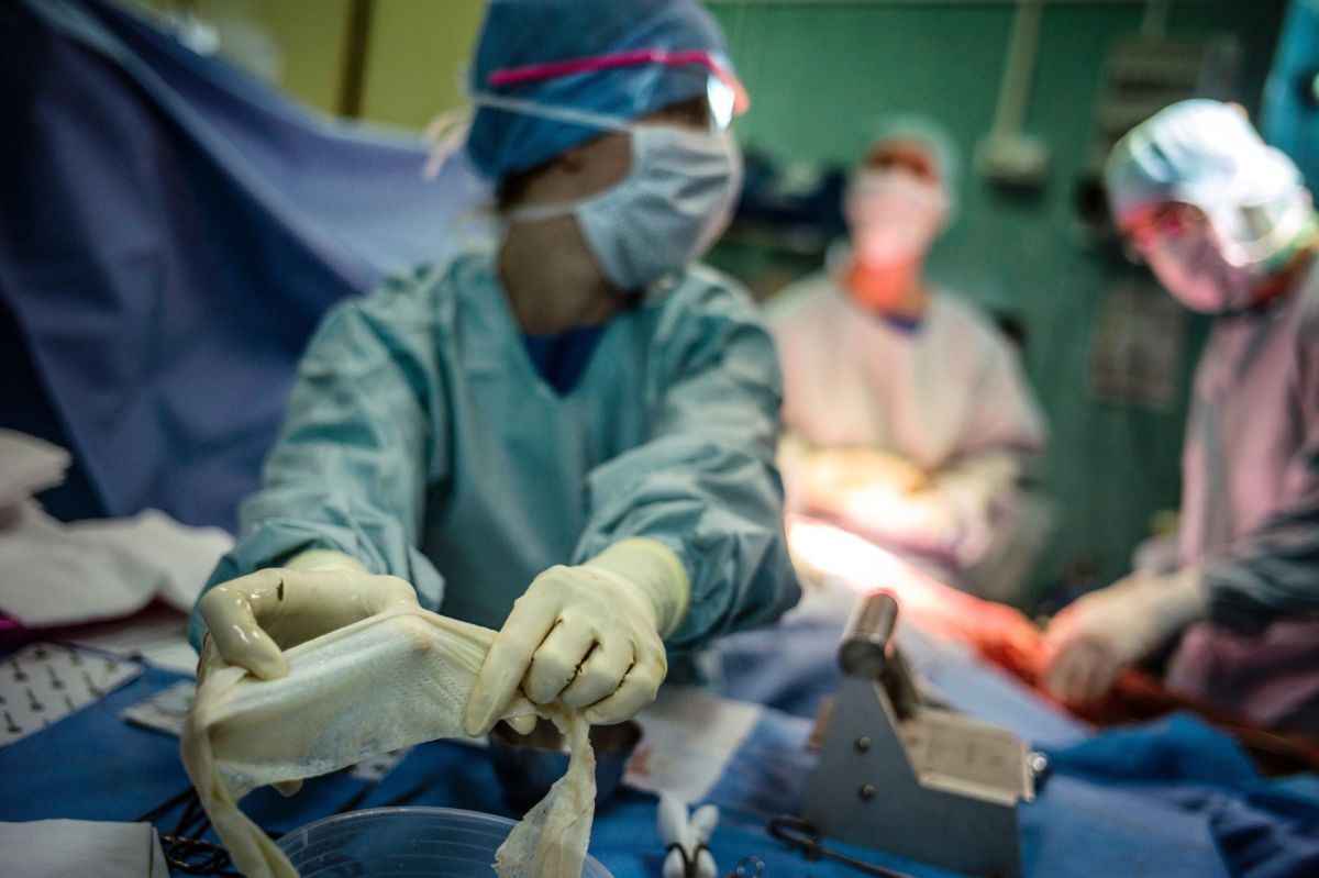 Une opération banale se transforme en cauchemar : un homme perd un œil par erreur