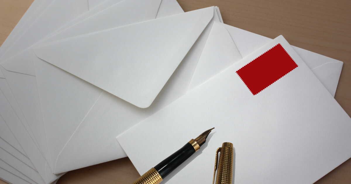 Où coller le timbre sur une enveloppe ? Nos conseils pratiques