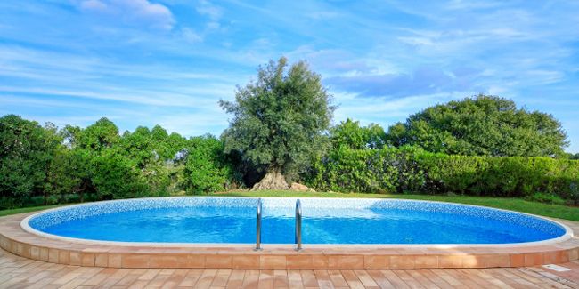 Construire sa piscine en toute légalité : les règles à connaître