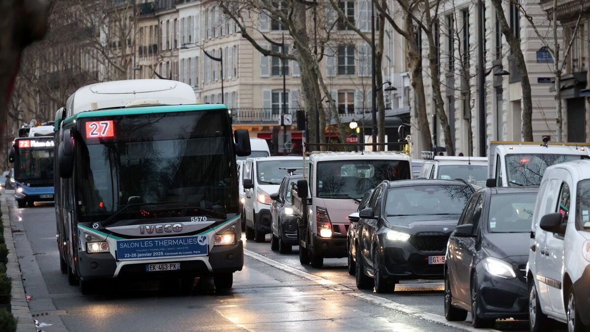 Fuite d'un conducteur sans permis : un bus RATP accidenté à Paris