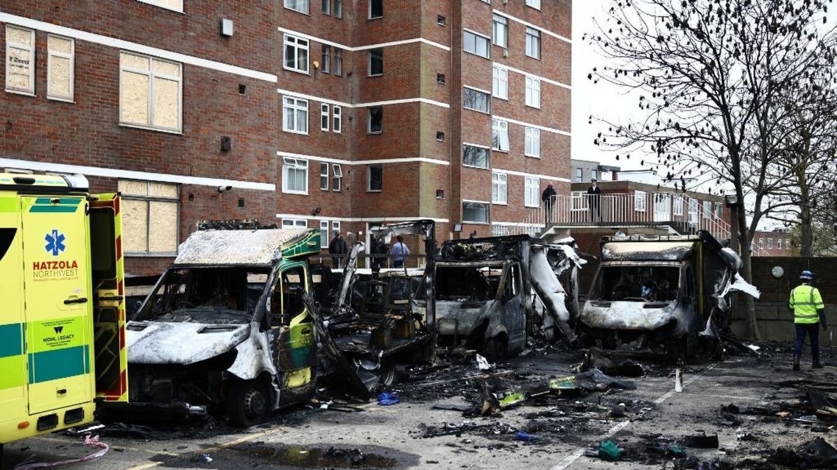 Londres en émoi : quatre suspects arrêtés après l'attaque d'ambulances juives