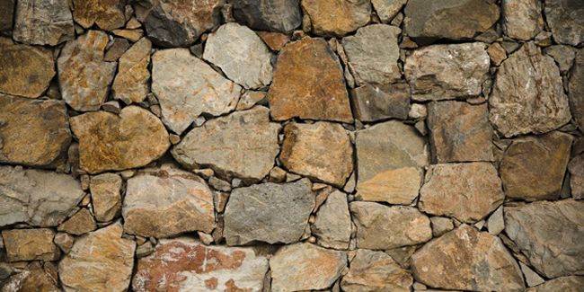 Construire un mur en pierre : guide étape par étape