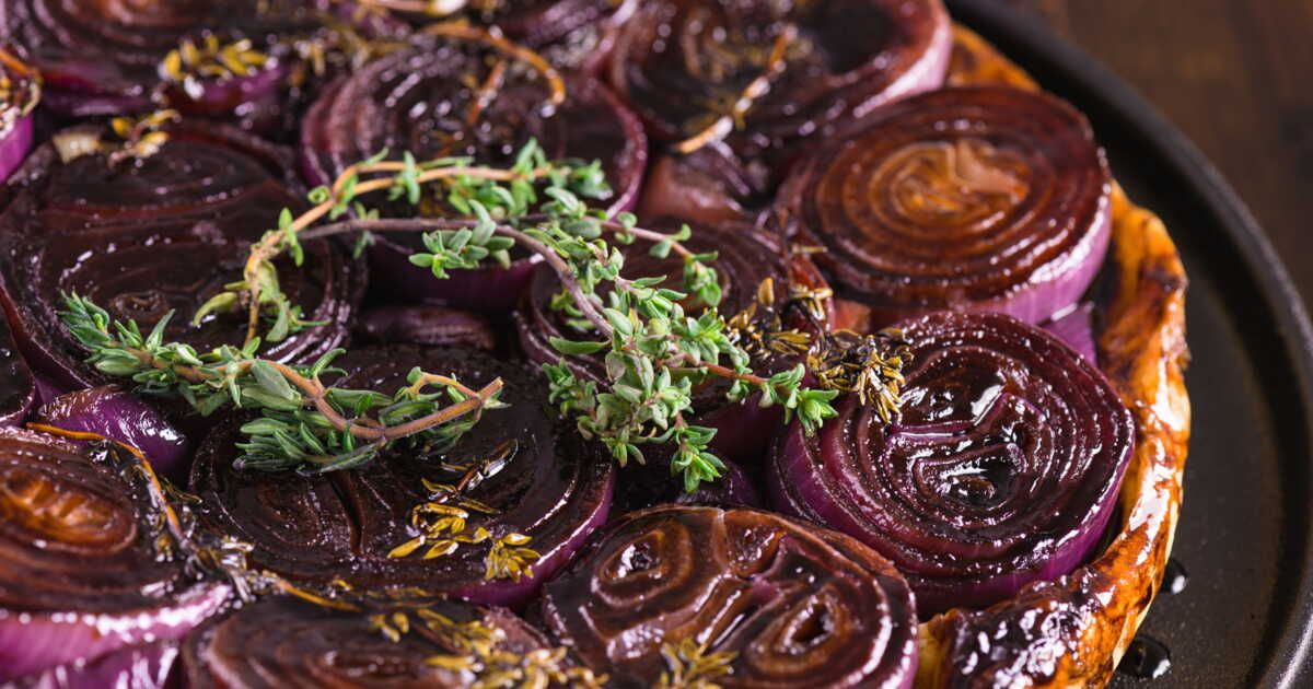 Découvrez une tarte tatin aux oignons rouges qui va vous surprendre