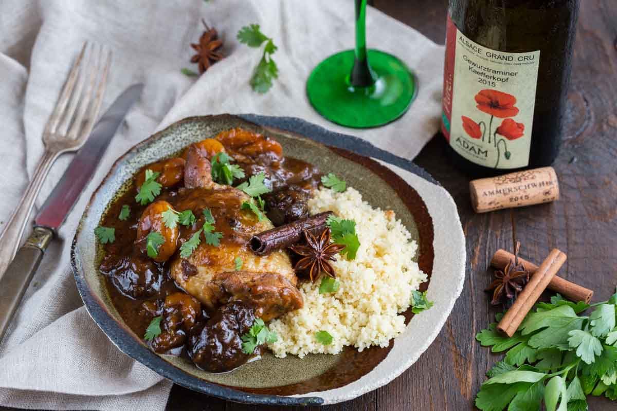 Un tajine de poulet aux abricots et pruneaux qui séduit les papilles